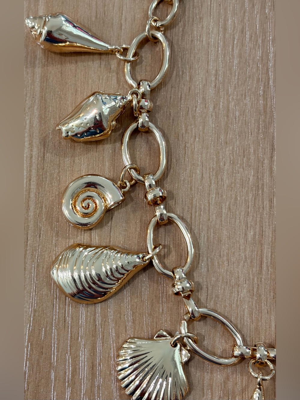 New never worn Gold Shell Charm Necklace Quality Heavy Piece - Picture 4 of 5